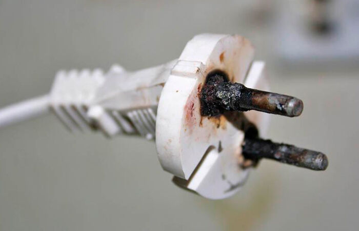 Photo of Почему плавится электрическая розетка и как устранить неполадки