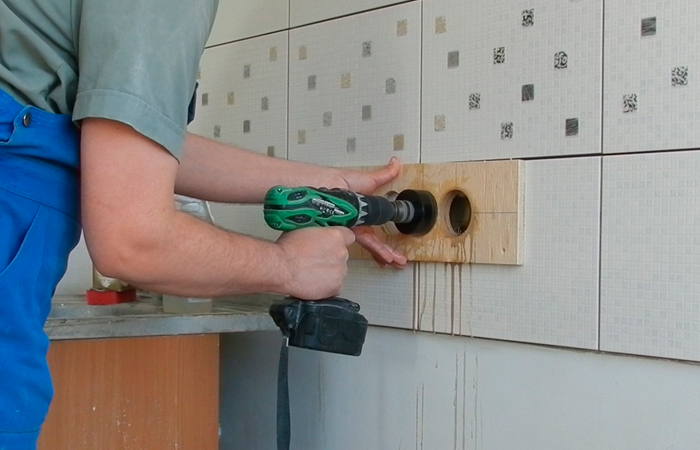 Photo of Простая инструкция о том, как вырезать отверстие в плитке под розетку